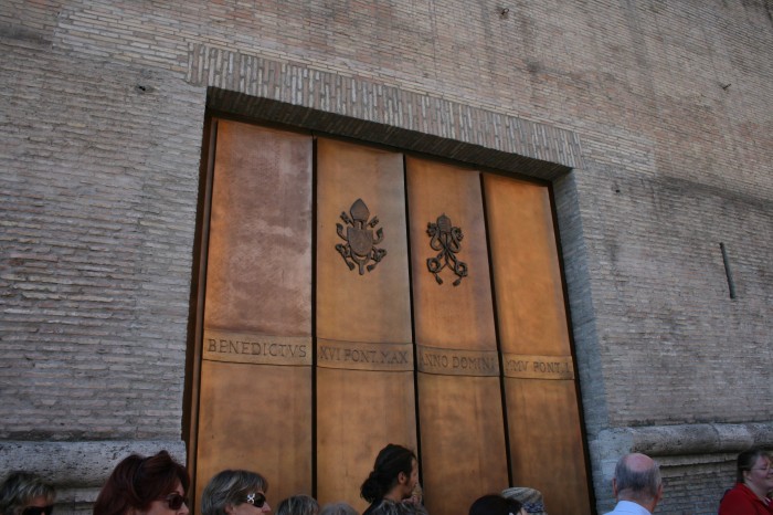 Drzwi Watykanu.
