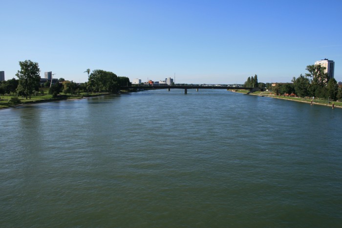Rzeka Ren, po prawej Strasbourg