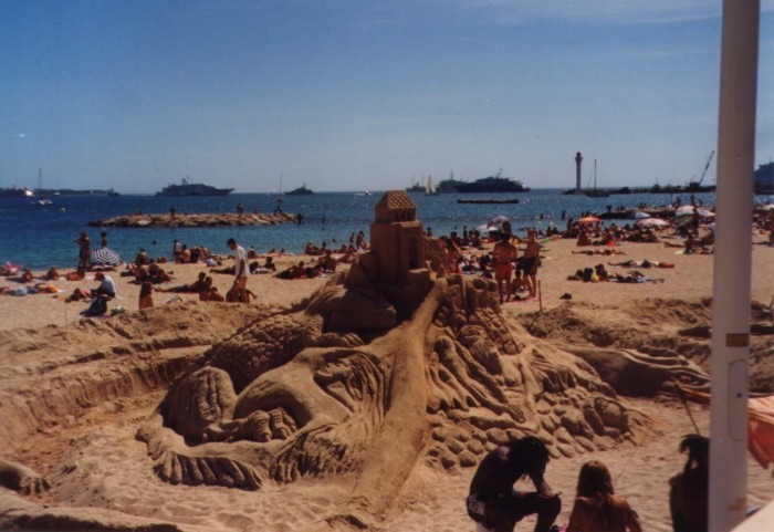 Rzeźby piaskowe na plaży