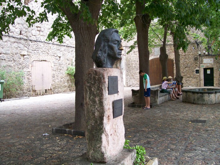 Pomnik Fryderyka Chopina przy klasztorze kartuzów