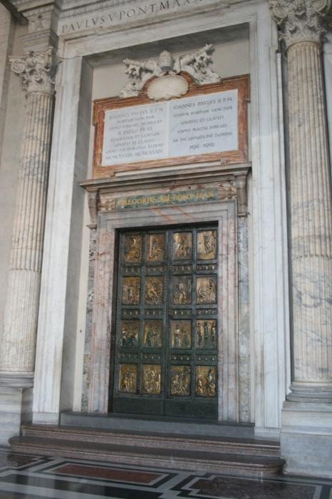 Złote drzwi w bazylice Św. Piotra