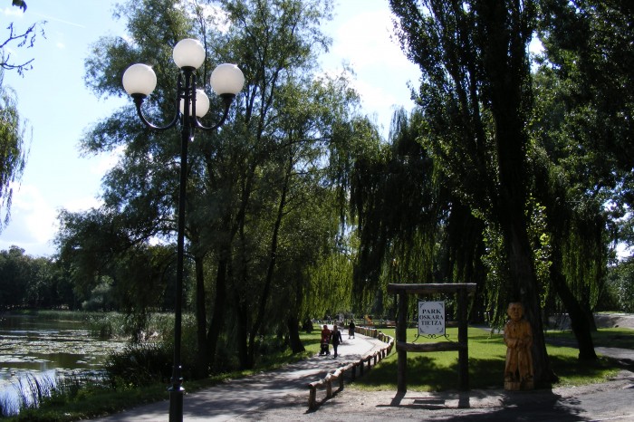 Park Oskara Tietza nad Jeziorem Miejskim.