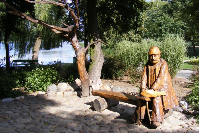 Ławeczka w Parku Oskara Tietza.