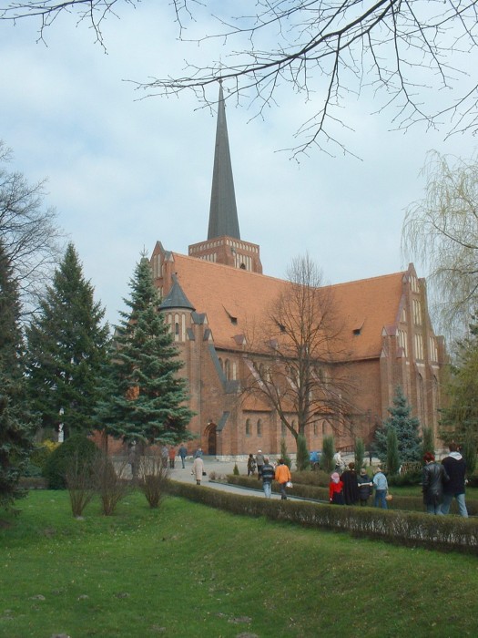 Kościół pw. Matki Bożej Wspomożenia Wiernych, który został wzniesiony w latach 1911 - 1913 w stylu neogotyckim .