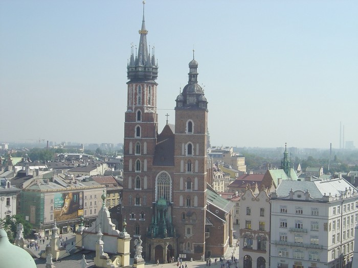 Widok z wieży ratuszowej na kościół Mariacki