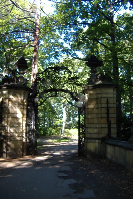 Brama wejściowa do zamku w Książu