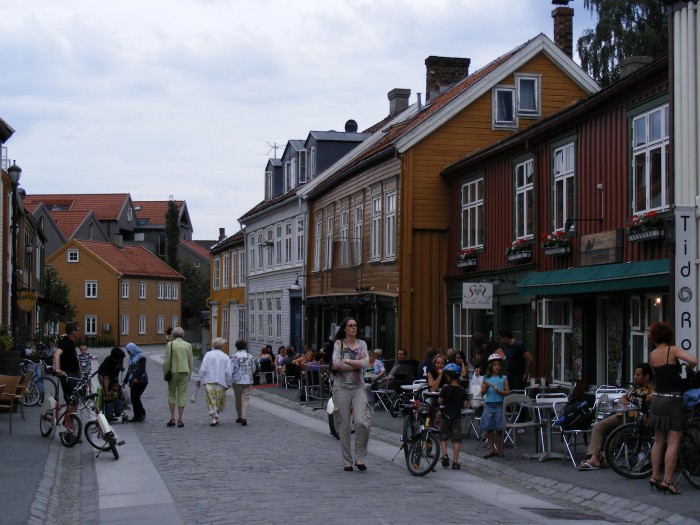 Kolorowe uliczki Trondheim.