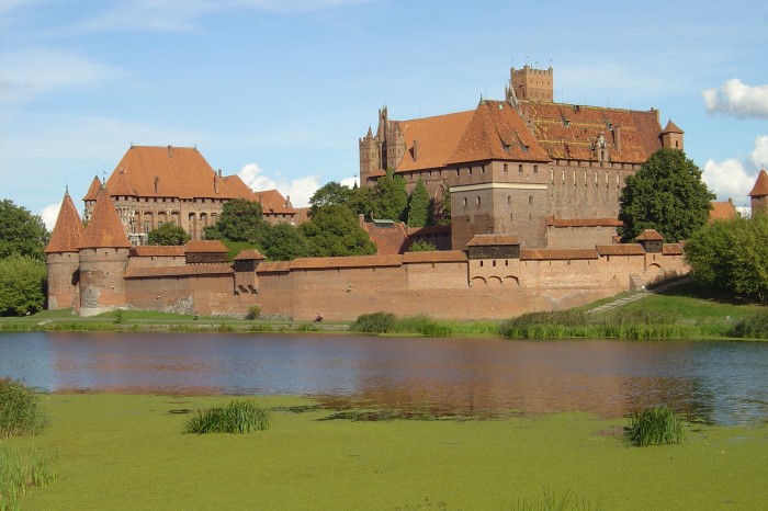 Panorama na zamek krzyżacki w Malborku – widok od strony zachodniej