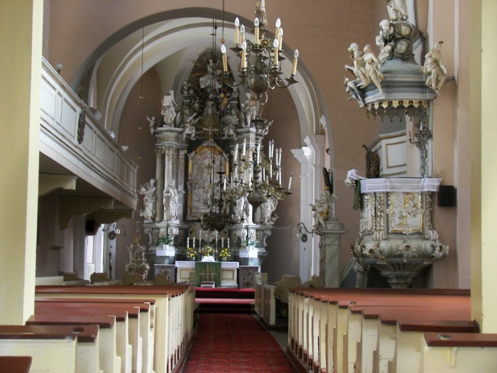 Wnętrze kościoła, ołtarz główny utrzymany w kolorze białym, jak również ambona z bogatą dekoracja ze scenami figuralnymi o tematyce religijnej zostały wykonane przez wrocławskiego rzeźbiarza Leopolda Jaschkego ok. połowy XVIII wieku.