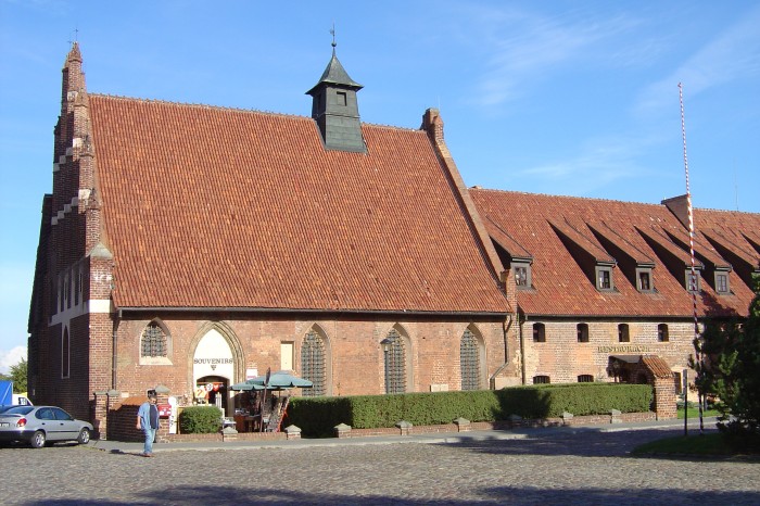 Kościół św. Wawrzyńca, po prawej Hotel Zamek