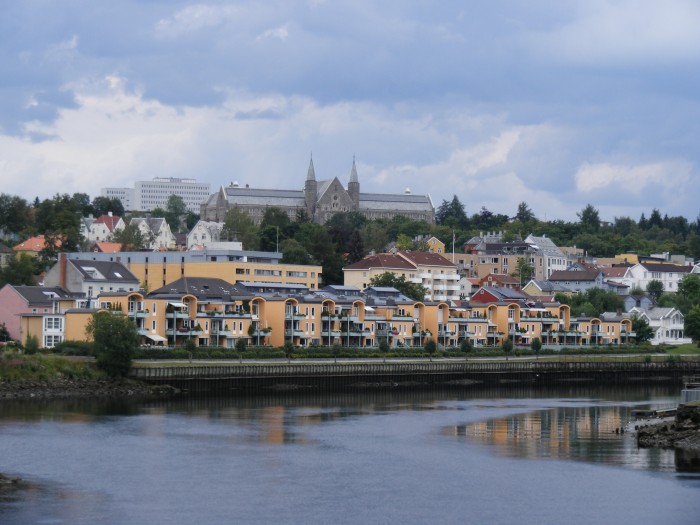 Widok na miasto z nad rzeki Nidelvy.