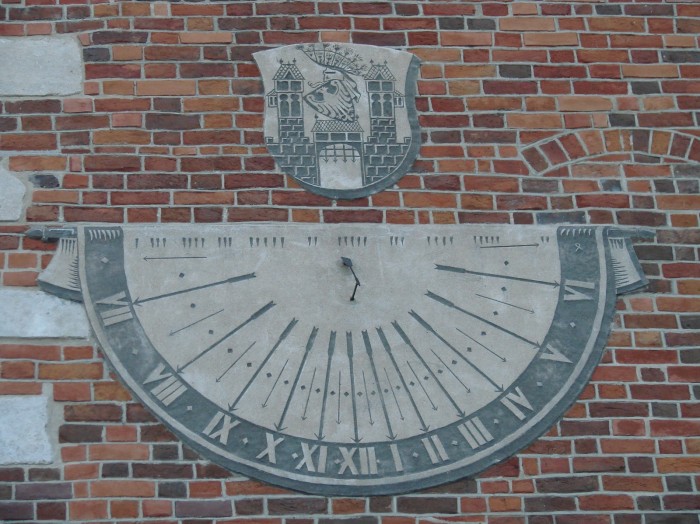 Na ścianie południowej ratusza znajduje się zegar słoneczny
