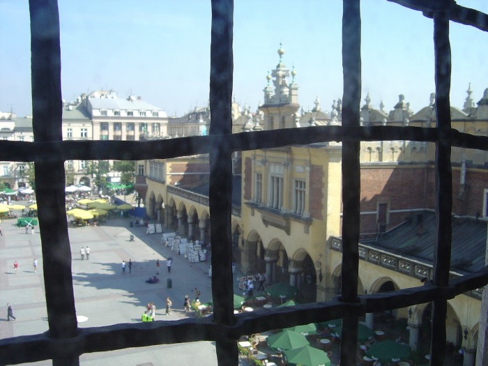 Widok z wieży ratuszowej na Rynek Główny i Sukiennice