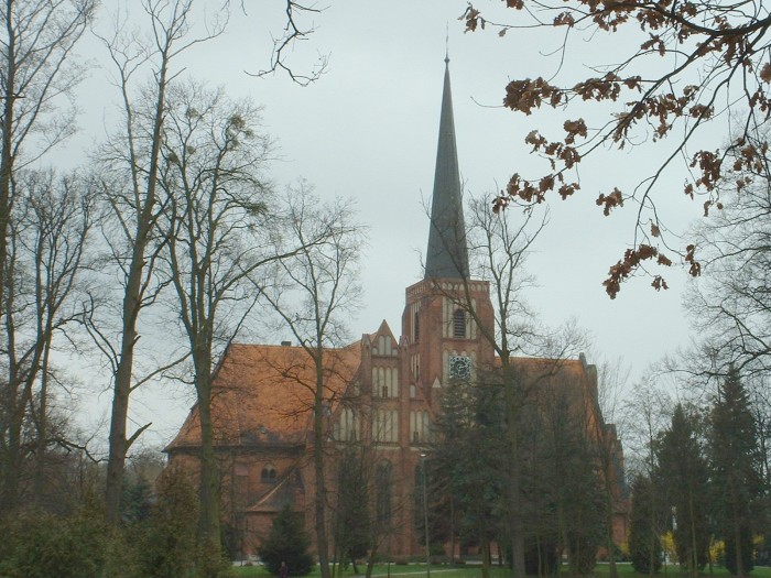 Kościół pw. Matki Bożej Wspomożenia Wiernych, który został wzniesiony w latach 1911 - 1913 w stylu neogotyckim .