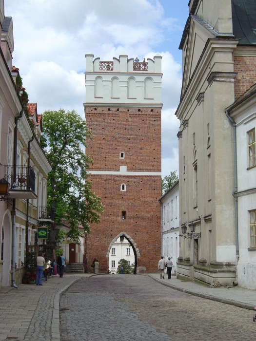 Brama Opatowska,a po prawej Kościół św. Ducha
