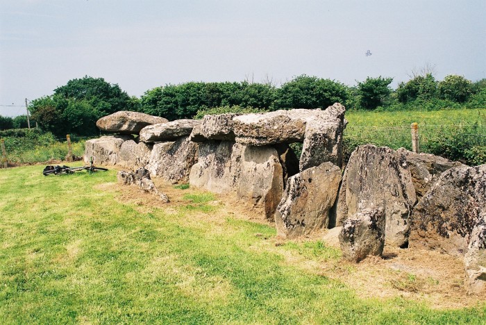 Menhiry, dolmeny - Alee couverte