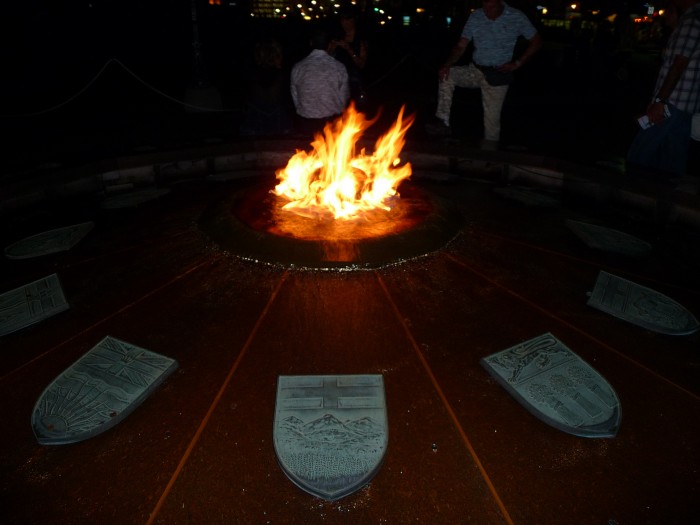 Pomnik Ognia i Wody przed Parlamentem