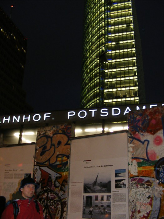 Potsdamer Platz i resztki muru berlińskiego.