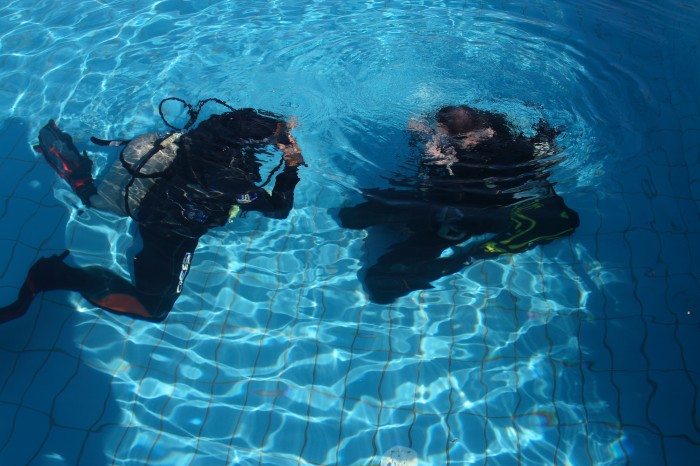 Ćwiczenia nurkowe na basenie