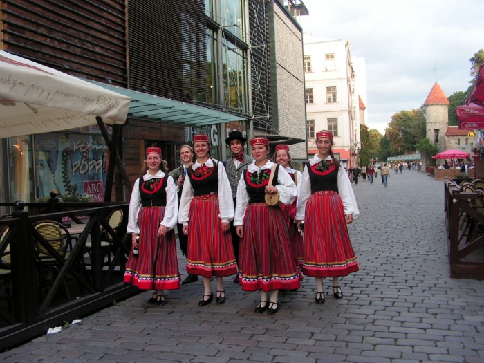Estończycy w strojach ludowych
