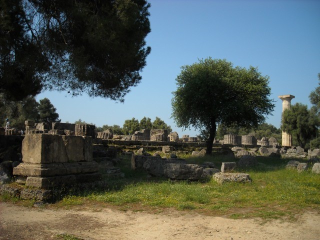 ruiny Świątyni Zeusa - znajdował się tu wykonany przez Fidiasza chryzelefantynowy posąg Zeusa, jeden z 7 cudów świata