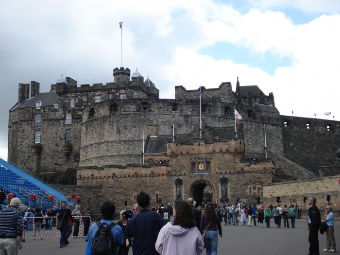 zamek i turystów jak na Krupówkach