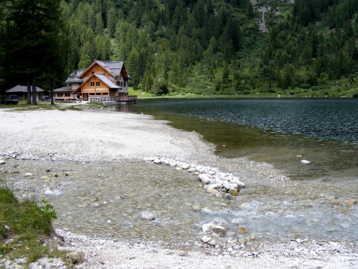 Lago di Nambino i schronisko na wysokości 1768m.