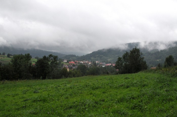 Mgła nad wsią Korbielów