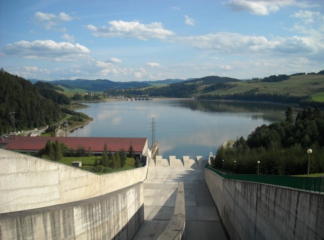 widok z zapory na jezioro Sromowieckie