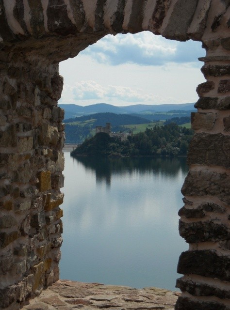 widok z zamku czorsztyńskiego na zamek w Niedzicy