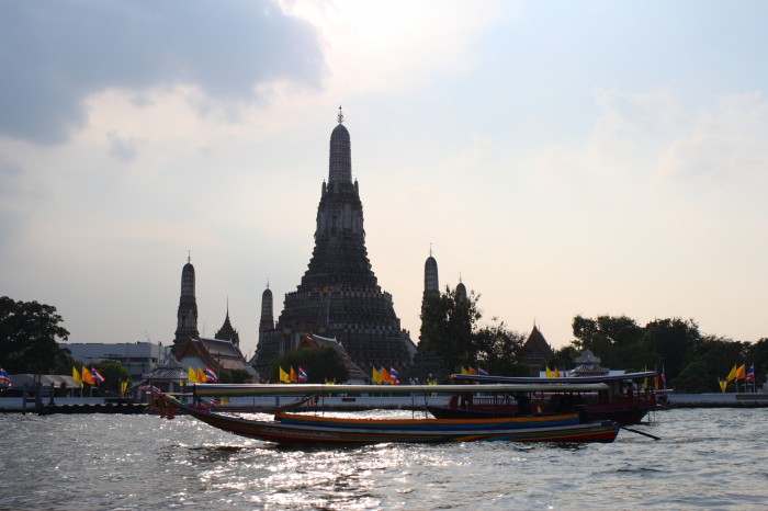 Widok z rzeki Chao Phraya na Świątynię Świtu