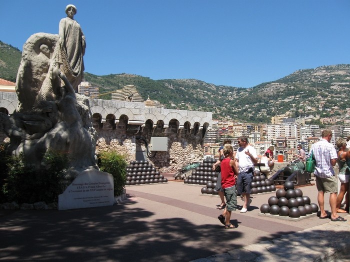 Na dziedzińcu zamku w Monaco