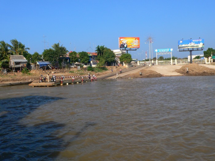 przeprawa  promem  przez  Mekong