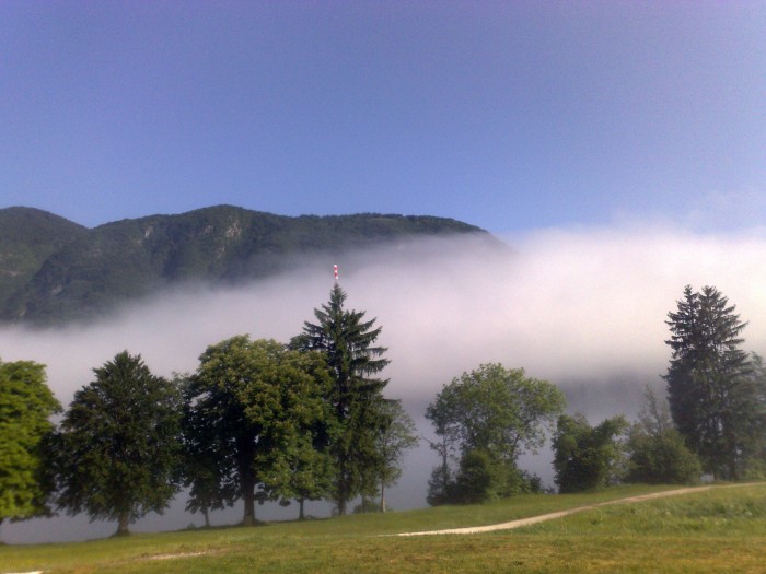 mgła nad jeziorem Bohinij
