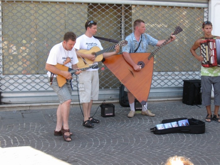 Muzycy w centrum Antibes