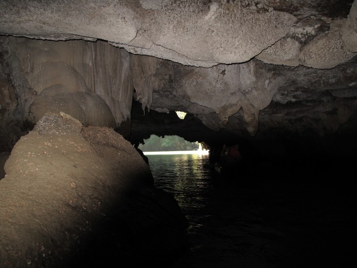 Jaskinie w drodze na James Bond Island