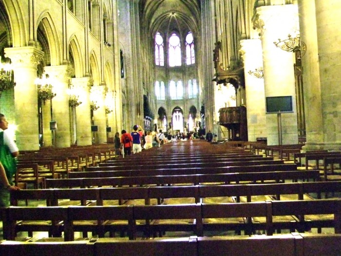 Wnętrze katedry Notr Dame