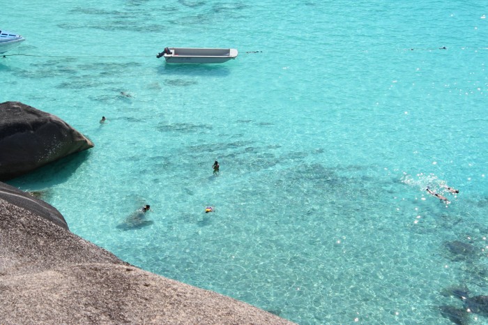 Similan Island i otaczajca krystalicznie czysta woda