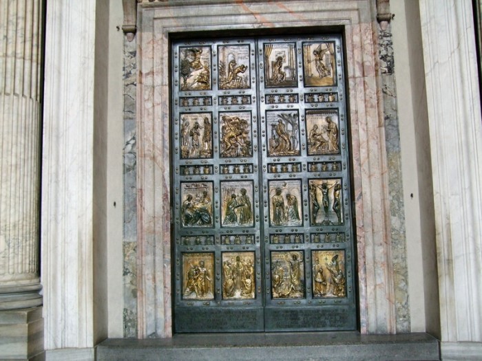 Główne drzwi