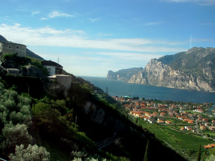 Duże i głębokie jezioro na północy Włoch, na pograniczu trzech regionów: Lombardii, Trydentu i Veneto.