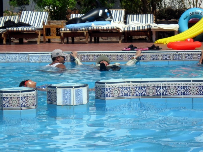 Arabowie w basenie hotelowym