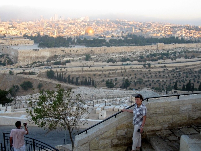 Widok na mury Jerozolimy i dolinę Cedronu