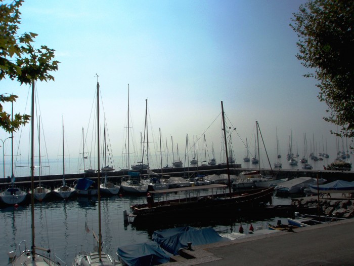 Duże i głębokie jezioro na północy Włoch, na pograniczu trzech regionów: Lombardii, Trydentu i Veneto.