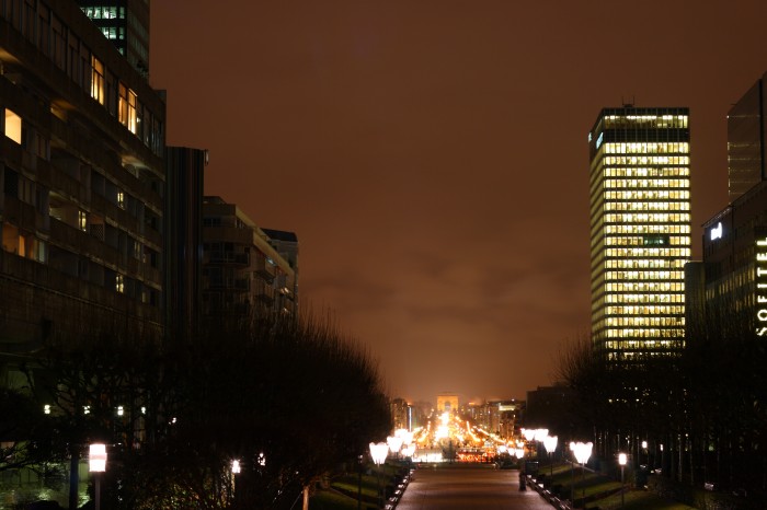 Dzielnica La Défense. W oddali Łuk Triumfalny