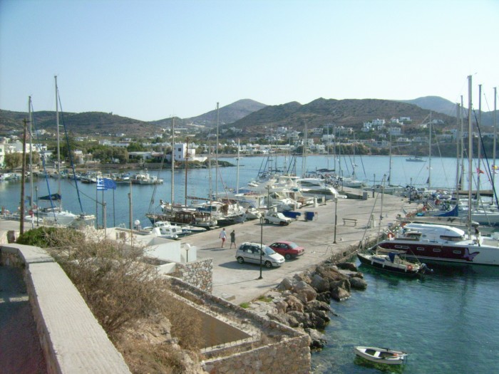 Port Finikos na wyspie Siros