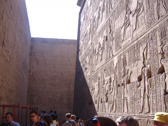 W świątyni Edfu
