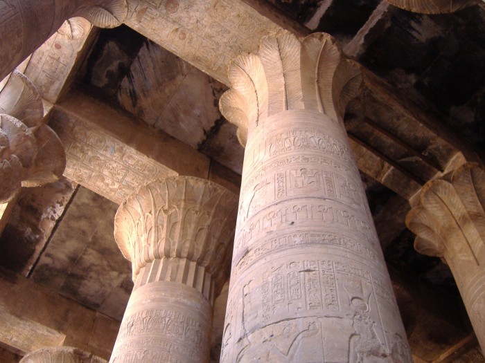 W świątyni Edfu