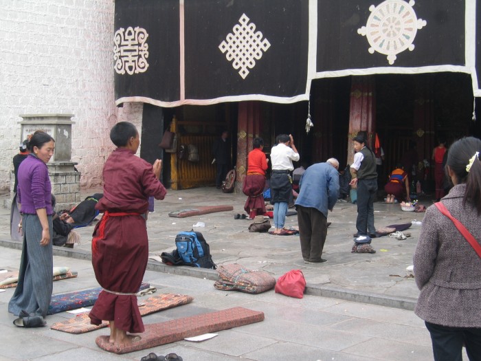 Modlitwa przed świątynią Jokhang