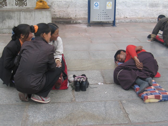 Odpocz. i modlit. przed świątynia Jokhang