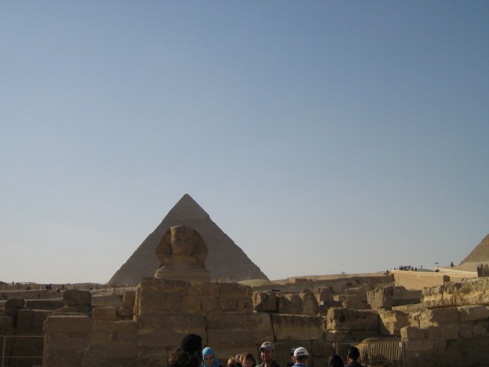 Sfinks na tle piramid